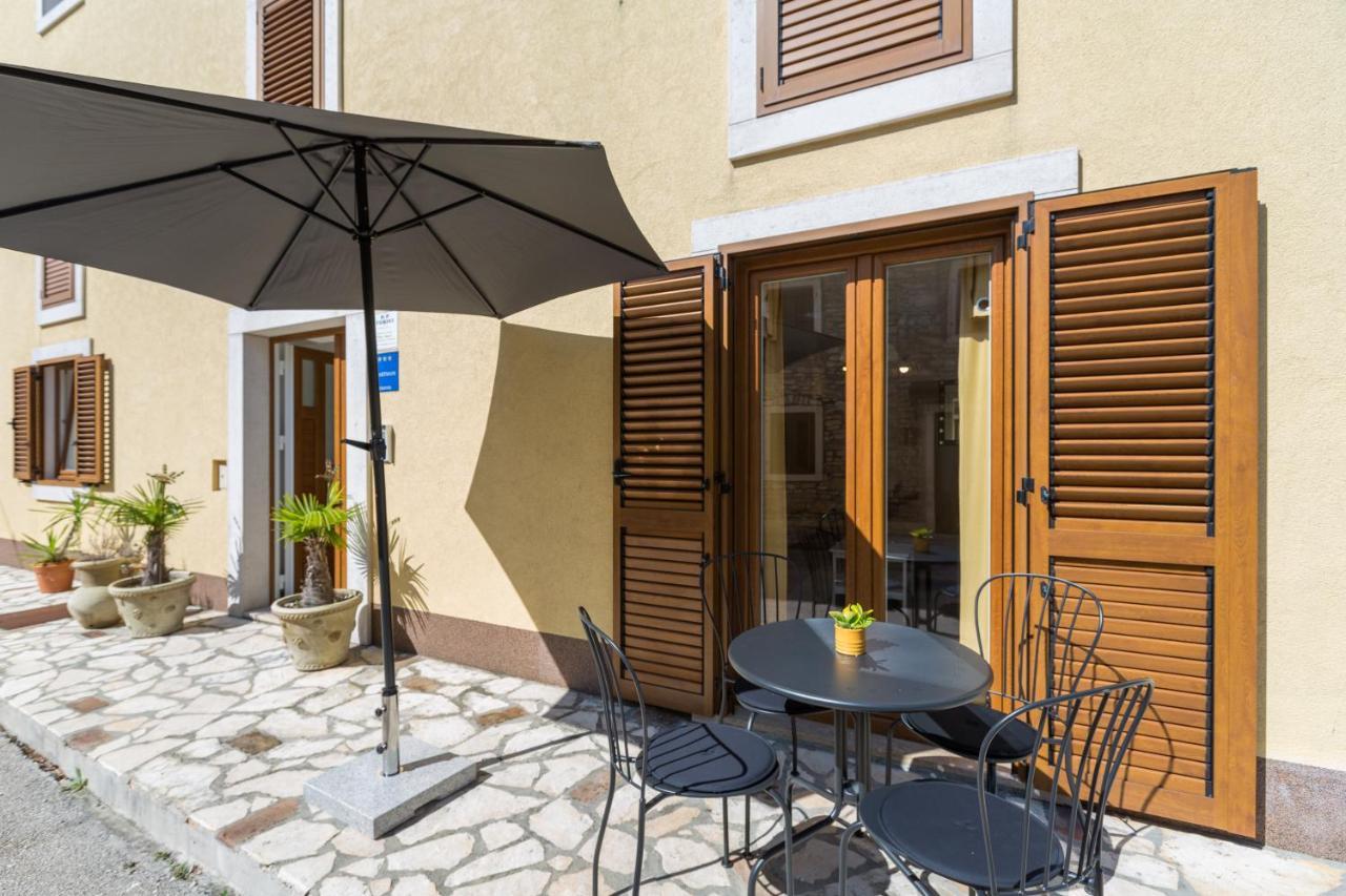 Apartments Agata Novigrad Istria Eksteriør bilde