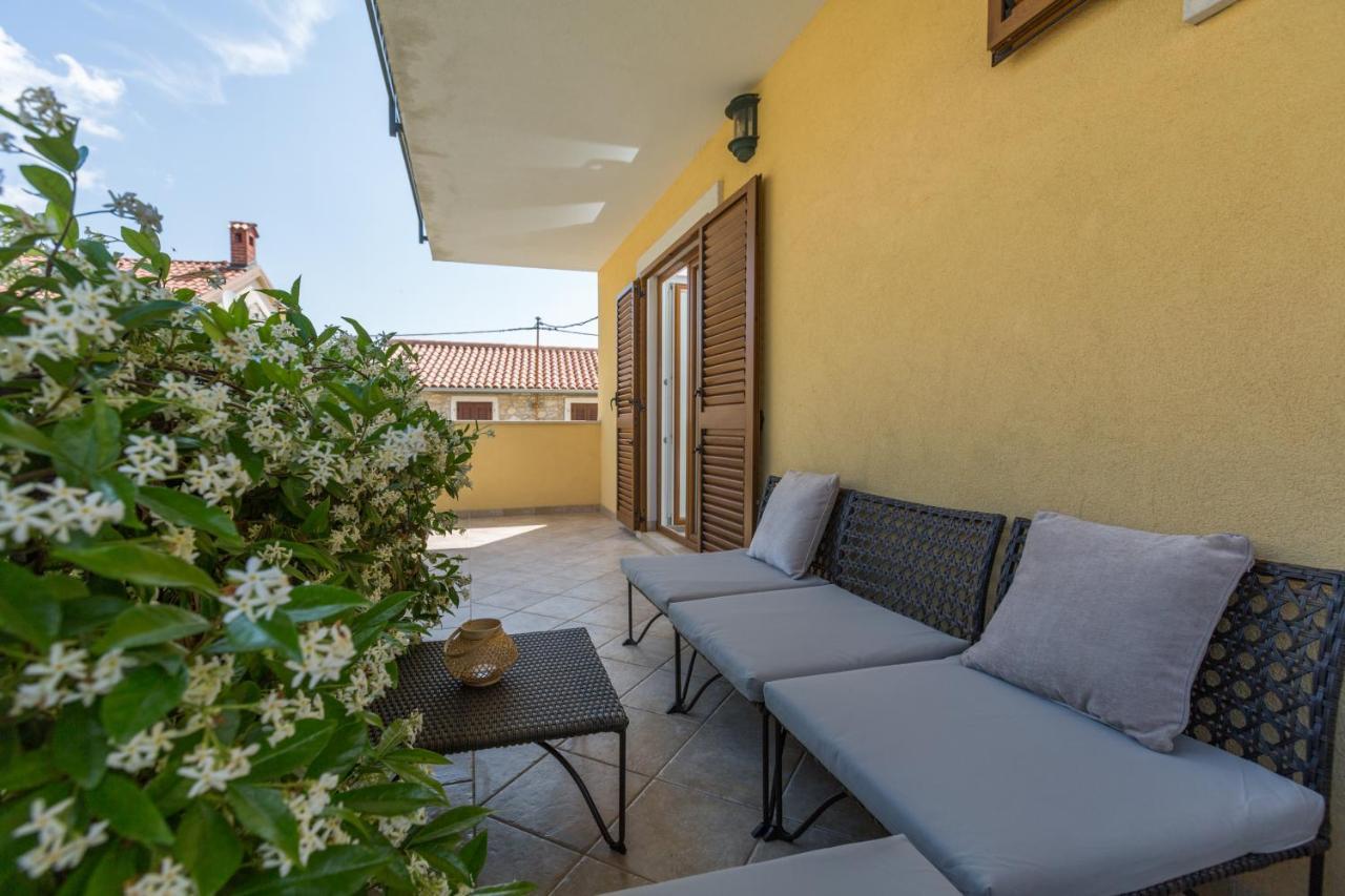Apartments Agata Novigrad Istria Eksteriør bilde